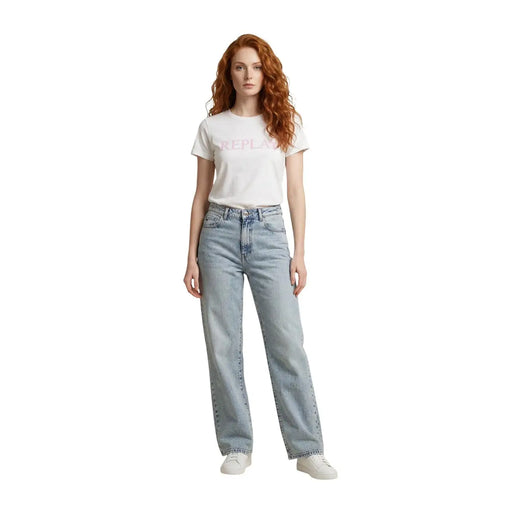 T-shirt blanc à manches courtes et col rond en coton Replay pour femme, porté avec un jean droit délavé et usé taille haute.