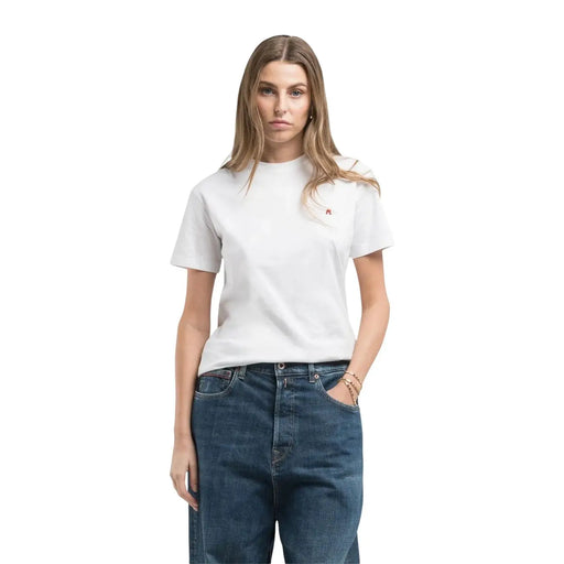 T-shirt Replay pour femme, blanc, col rond, manches courtes, en coton, avec petit logo rouge sur la poitrine gauche.