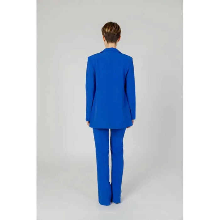 Royal blue women’s blazer with buttoned front pockets in stylish pantsuit design
