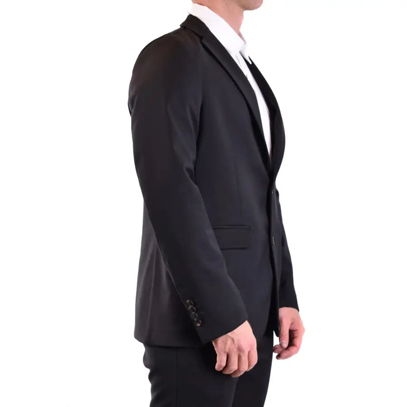 Blazer en laine noire cintrée de la marque Rrd pour homme, avec revers crantés, poignets à trois boutons et col en V plongeant.