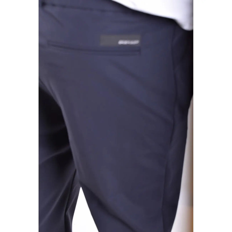 Pantalon homme RRD bleu marine foncé en polyamide, à la texture subtile et avec une petite étiquette rectangulaire de la marque sur la poche arrière (vue de dos).