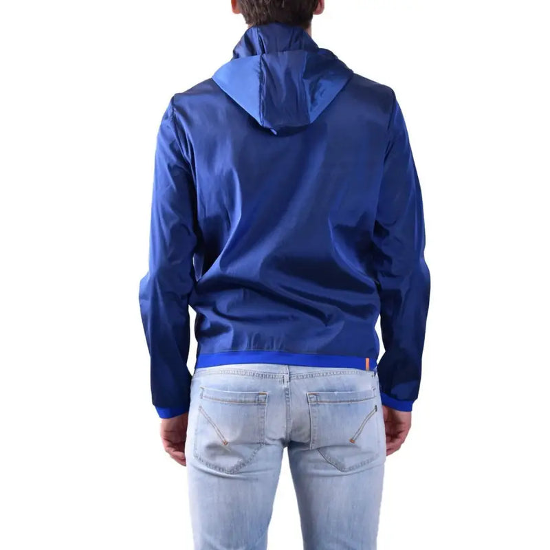 Blazer à capuche pour homme Rrd, veste zippée bleue en polyester, tissu léger et brillant, avec finitions bleues assorties aux poignets et à la taille.