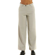Pantalon beige pour femme en polyamide élasthanne, coupe slim à jambes larges et plis discrets sur le devant pour une allure élégante.