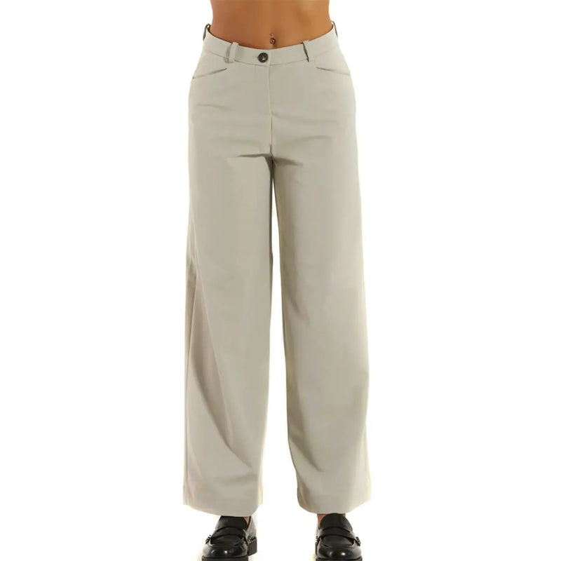 Pantalon beige pour femme en polyamide élasthanne, coupe slim à jambes larges et plis discrets sur le devant pour une allure élégante.
