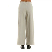 Pantalon beige pour femme, coupe slim, en polyamide élasthanne blanc, avec une coupe élégante et des passants de ceinture.