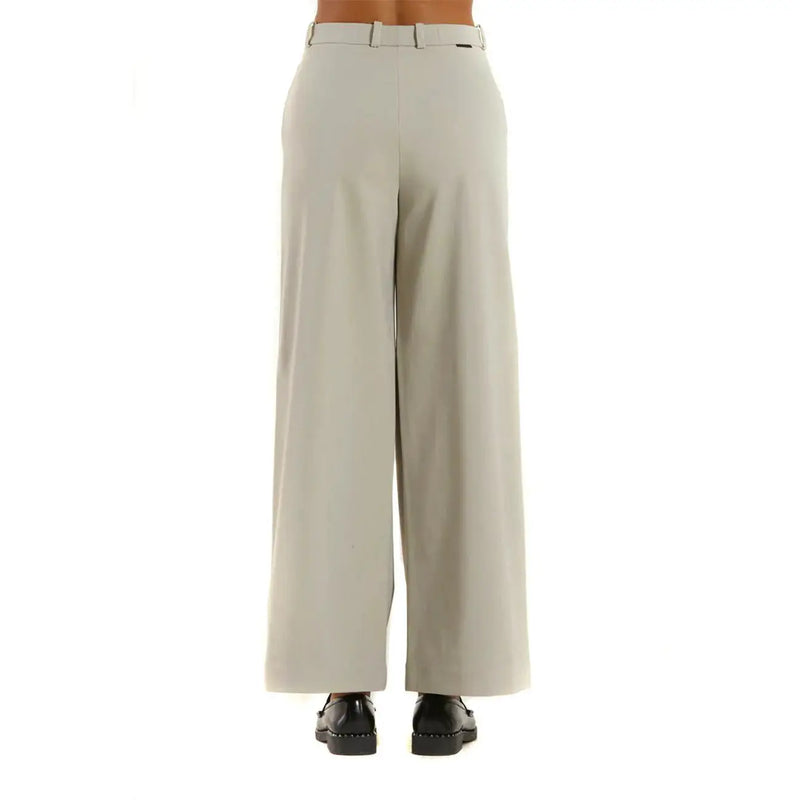 Pantalon beige à jambes larges pour femme, coupe ajustée et passants de ceinture discrets, en polyamide élasthanne blanc.