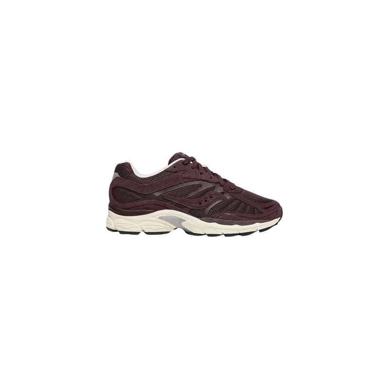 Saucony Baskets homme marron en mesh synthétique et cuir, modèle running avec semelle intermédiaire blanche et détails gris.