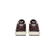 Saucony Baskets homme Progrid Omni 9 marron en synthétique avec semelle épaisse en daim et mesh bordeaux foncé et blanc.