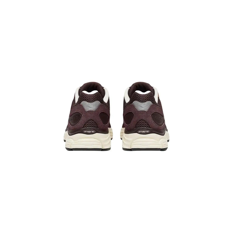 Saucony Baskets homme Progrid Omni 9 marron en synthétique avec semelle épaisse en daim et mesh bordeaux foncé et blanc.