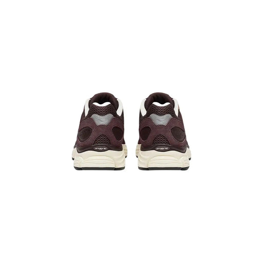 Saucony Baskets homme Progrid Omni 9 marron en synthétique avec semelle épaisse en daim et mesh bordeaux foncé et blanc.