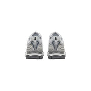 Argent et gris Saucony Baskets pour hommes avec tige en mesh, semelle en caoutchouc et logo visible sur le talon arrière
