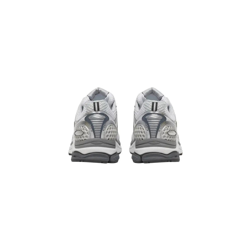 Argent et gris Saucony Baskets pour hommes avec tige en mesh, semelle en caoutchouc et logo visible sur le talon arrière