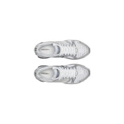 Saucony Baskets homme blanches Progrid Triumph 4 en matière synthétique, avec mesh blanc et argenté et un design moderne et élégant.