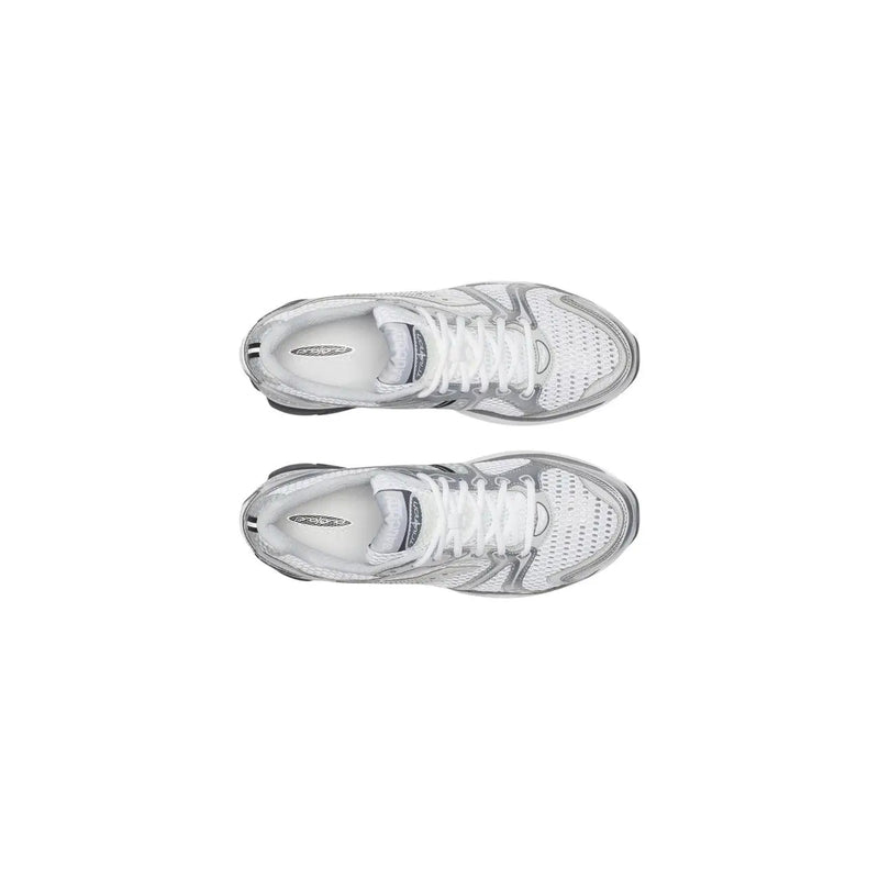 Saucony Baskets homme blanches Progrid Triumph 4 en matière synthétique, avec mesh blanc et argenté et un design moderne et élégant.