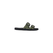 Sandales Sensi pour hommes, modèle La Jolla Urban, en PVC noir à bout ouvert, perforées vert olive, avec semelles en caoutchouc noir et brides réglables.
