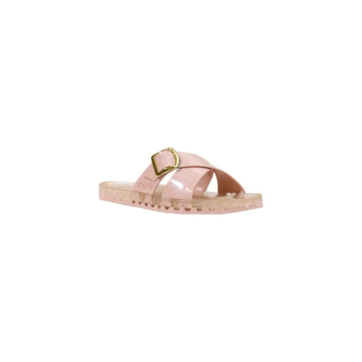 Sandales à enfiler en PVC rose translucide avec boucle dorée et brides croisées, de la marque Sensi Women Slippers.