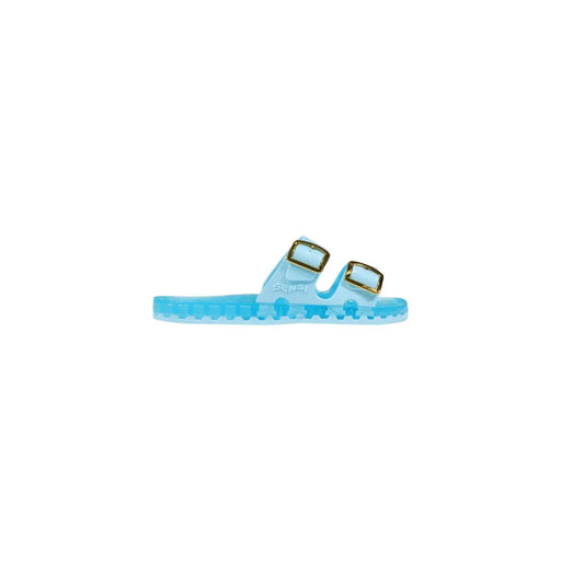 Pantoufles Sensi pour femmes en PVC bleu clair transparent, dotées de deux brides à boucle dorées et d'un bout ouvert.