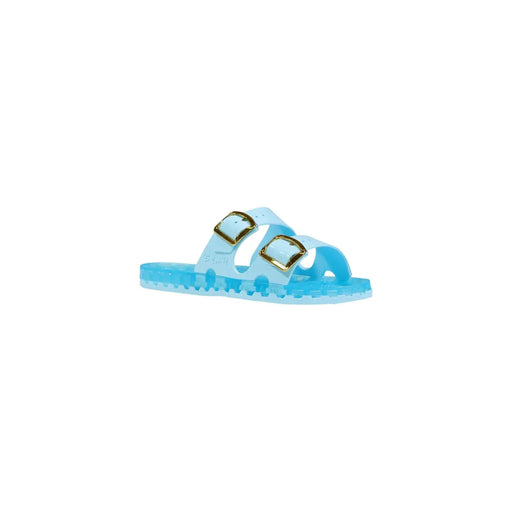 Pantoufles en PVC bleu clair translucide, à bout ouvert et deux brides à boucle dorée, de la marque Sensi pour femmes.