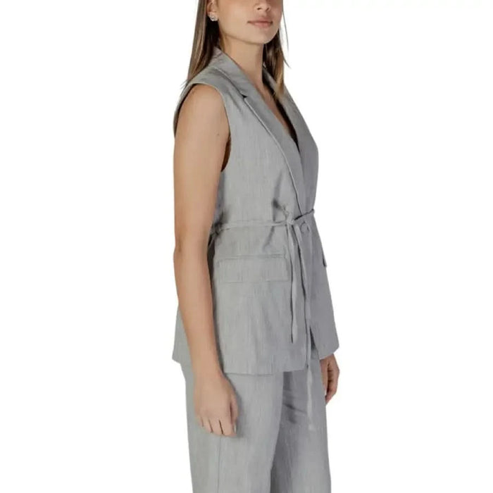 Sleeveless gray belted blazer with front pockets by Vila Clothes on display
