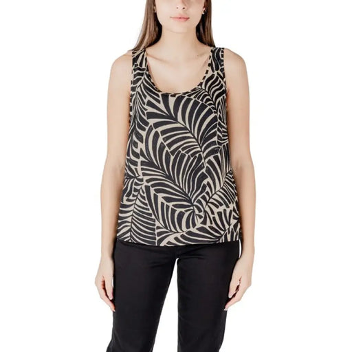 Pink sleeveless viscose tank top with leaf pattern and round neckline for casual wear