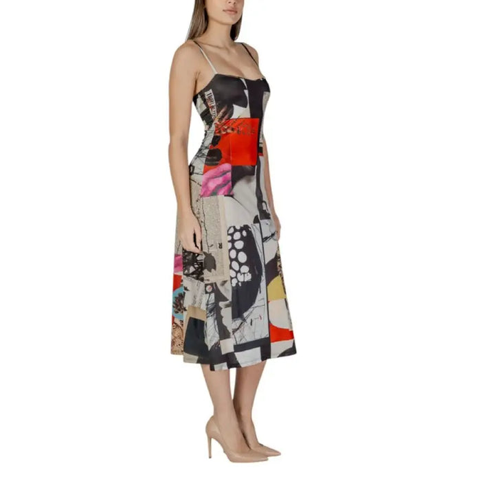 Sleeveless midi dress featuring an abstract patchwork print and stylish design