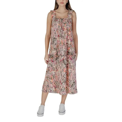 Sleeveless paisley midi dress from B.young featuring a square neckline in pink cotton
