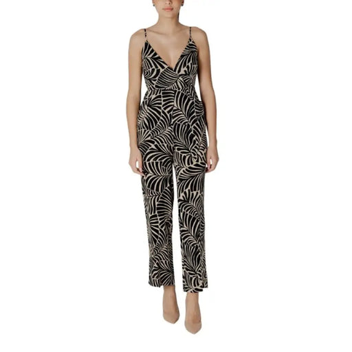 Women’s sleeveless leaf pattern jumpsuit with spaghetti straps for stylish summer wear