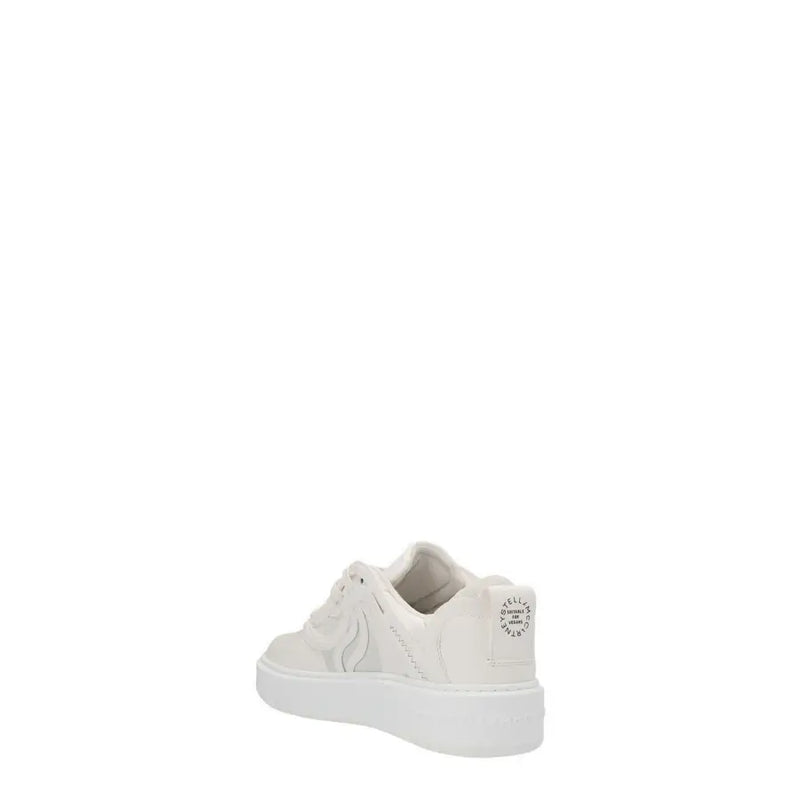 Baskets compensées en cuir blanc pour femme, signées Stella McCartney, au design minimaliste et épuré et au logo discret sur le talon.