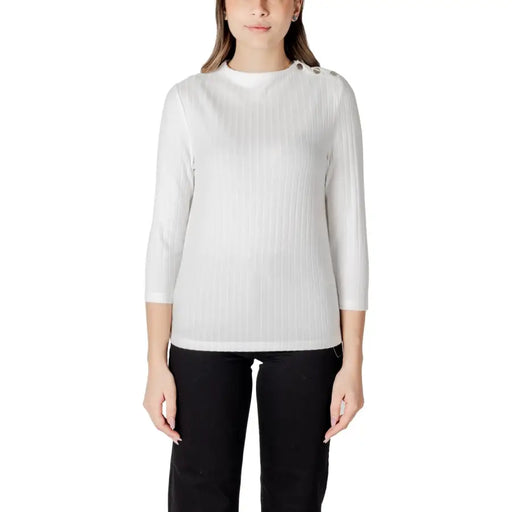 Femme portant un pull côtelé blanc top avec des boutons d'épaule décoratifs de Street One