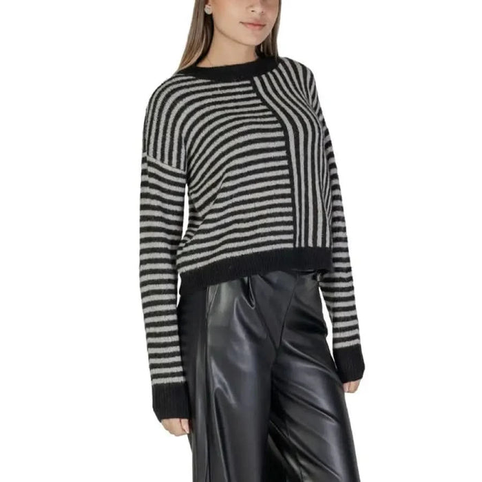 Vero Moda Black Striped Long Sweater with Round Neck in elegant knit texture