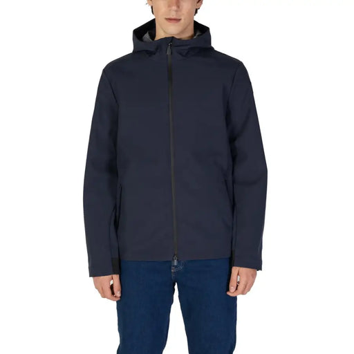 Men’s navy blue hooded zip blazer worn over blue jeans for fall winter style