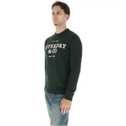 Superdry Pull en coton Supercalifragilistic pour homme, vert foncé, avec logo et texte brodés blancs, vue de face