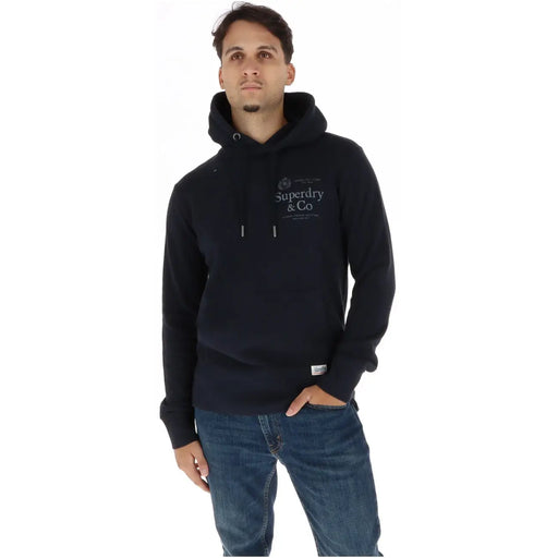 Logo Superdry & Co noir sur la poitrine d'un sweat-shirt à capuche Superdry pour homme, en molleton de coton bleu (vue de face).