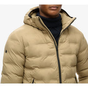 Doudoune matelassée beige à capuche avec fermeture éclair et finitions noires, en polyester de la marque Superdry hommes M5012045A