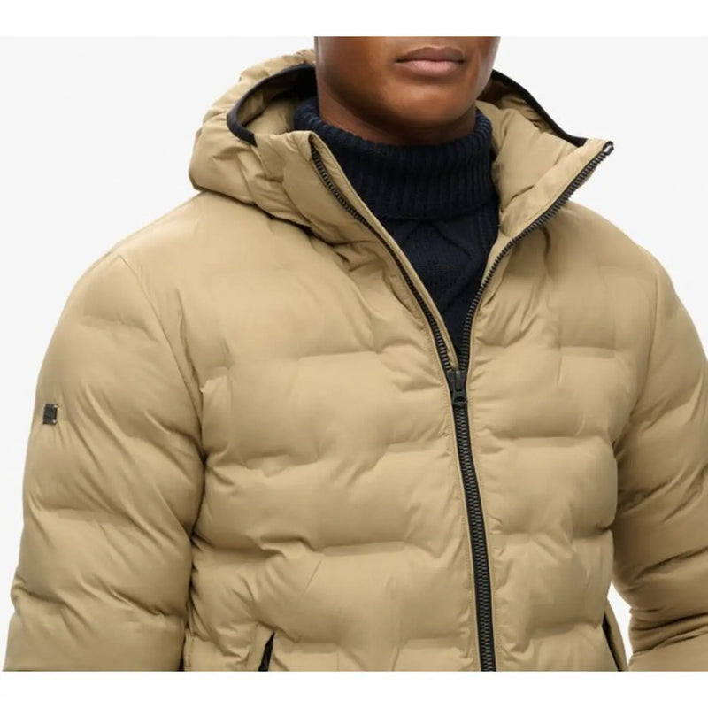 Doudoune matelassée beige à capuche avec fermeture éclair et finitions noires, en polyester de la marque Superdry hommes M5012045A