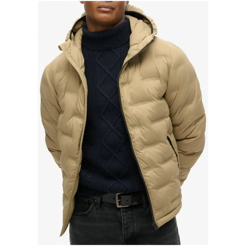 Doudoune matelassée beige à capuche avec doublure intérieure noire en polyester, de la marque Superdry pour homme, modèle long M5012045a