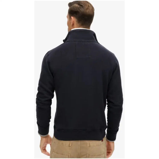 Pull en polaire bleu marine à col zippé, poignets et ourlet côtelés, de la marque Superdry (sweat-shirts homme, imprimé bleu, coton, manches longues), vue de dos