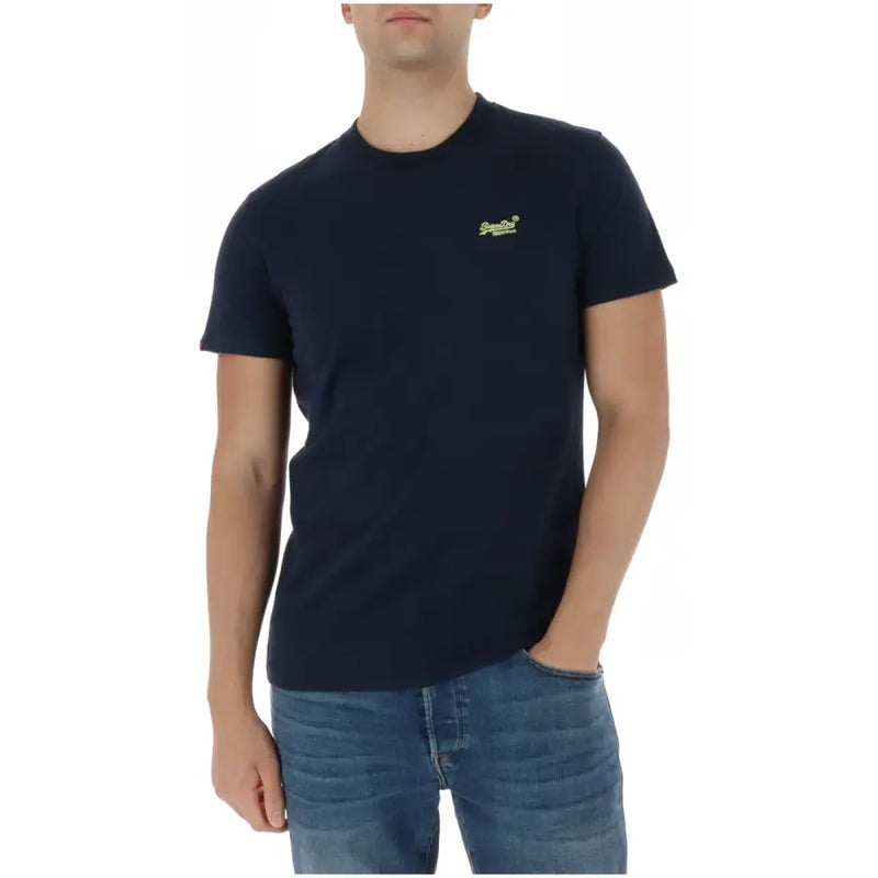 T-shirt Superdry bleu marine pour homme, col rond, manches courtes, 100% coton, avec petit logo jaune sur la poitrine gauche (réf. M1011245A).