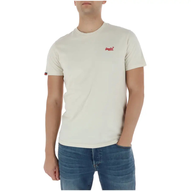 Off-white T-shirt Superdry pour homme, bleu clair, manches courtes, en coton, avec logo brodé rouge et étiquette noire sur la manche.