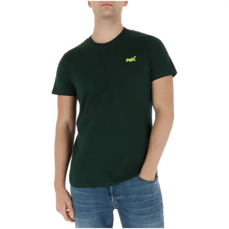 Superdry T-shirt homme bleu clair à manches courtes en coton vert foncé avec petit logo jaune fluo sur la poitrine gauche