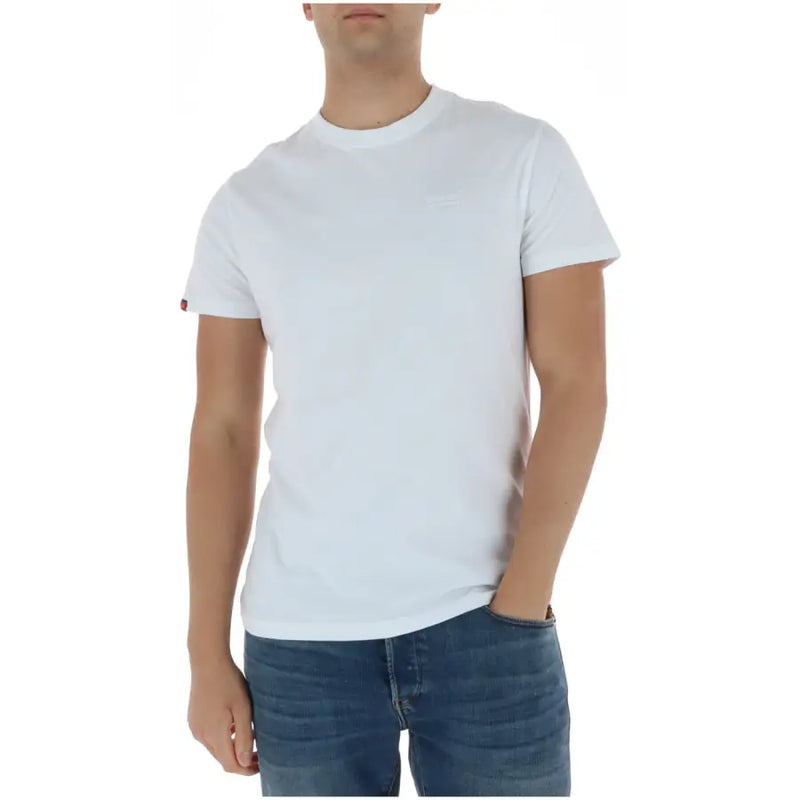 Superdry T-shirt homme bleu clair à manches courtes en coton, col rond blanc, logo discret brodé sur la poitrine et étiquette rouge sur la manche.