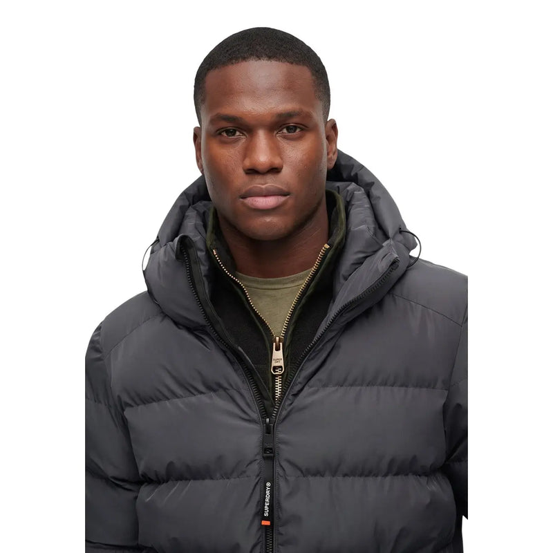Superdry Doudoune homme gris foncé matelassée avec tirette de fermeture éclair dorée, vue de face