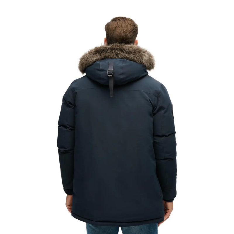 Superdry Doudoune Everest pour homme, bleu marine foncé, capuche doublée de fourrure marron et sangle noire, vue de face