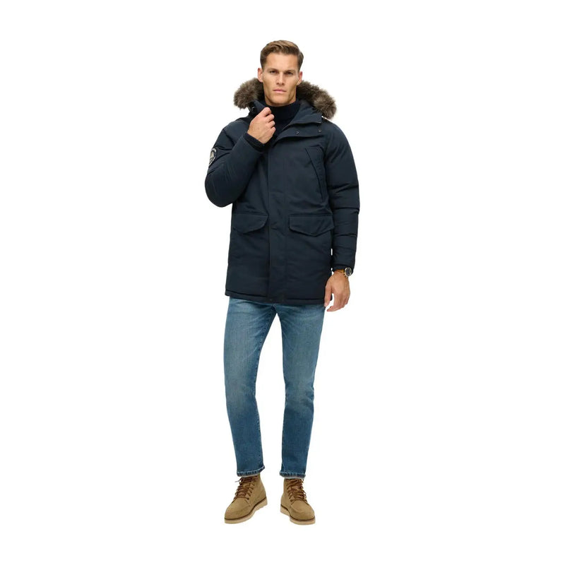 Superdry Doudoune Everest pour homme, bleu marine, avec capuche doublée de fourrure et deux poches avant (vue de face).