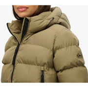 Superdry Doudoune matelassée à capuche vert olive pour femme, avec fermetures éclair noires et logo montagne