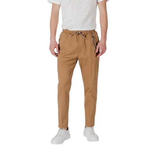 Pantalon bleu marine à cordon de serrage avec motif beige, présenté sur un mannequin
