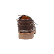 Timberland Chaussures bateau décontractées pour hommes en cuir marron avec semelle en caoutchouc beige et surpiqûres blanches.