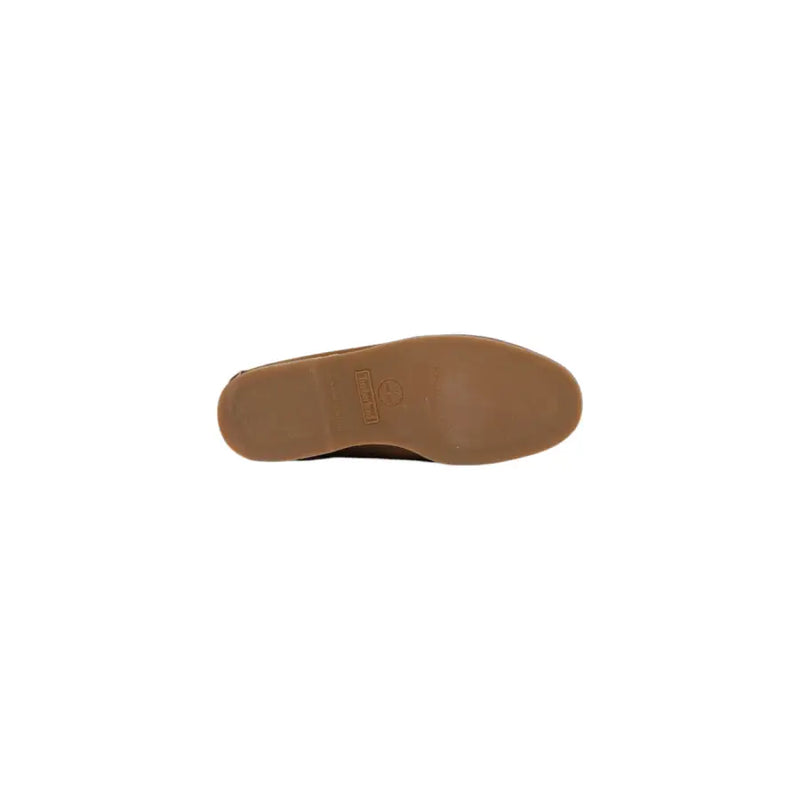 Vue arrière de timberland Mocassin bateau classique pour homme en cuir marron avec semelle en caoutchouc beige et logo en relief sur le talon