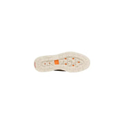 Timberland Chaussures pour homme en daim beige à lacets, semelle en caoutchouc blanc ornée de losanges orange et semelle texturée.