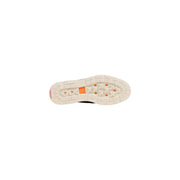 Timberland Chaussures à lacets pour hommes, tige en daim marron et semelle en caoutchouc blanc ornée de détails en forme de losange orange.